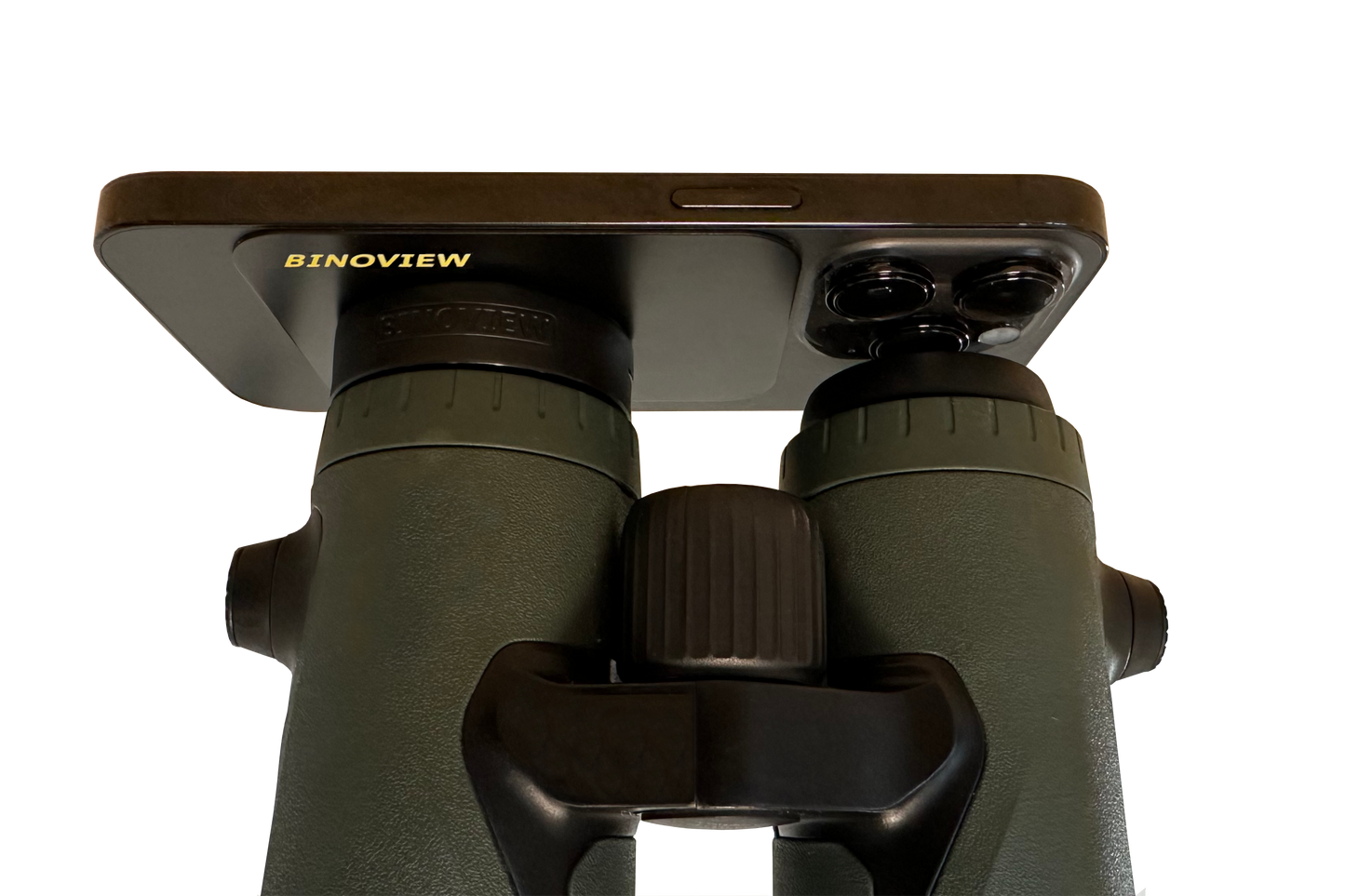 Smartphone bevestigd aan een verrekijker met de Bino Adapter van BINOVIEW voor het maken van foto’s en video’s door de kijker