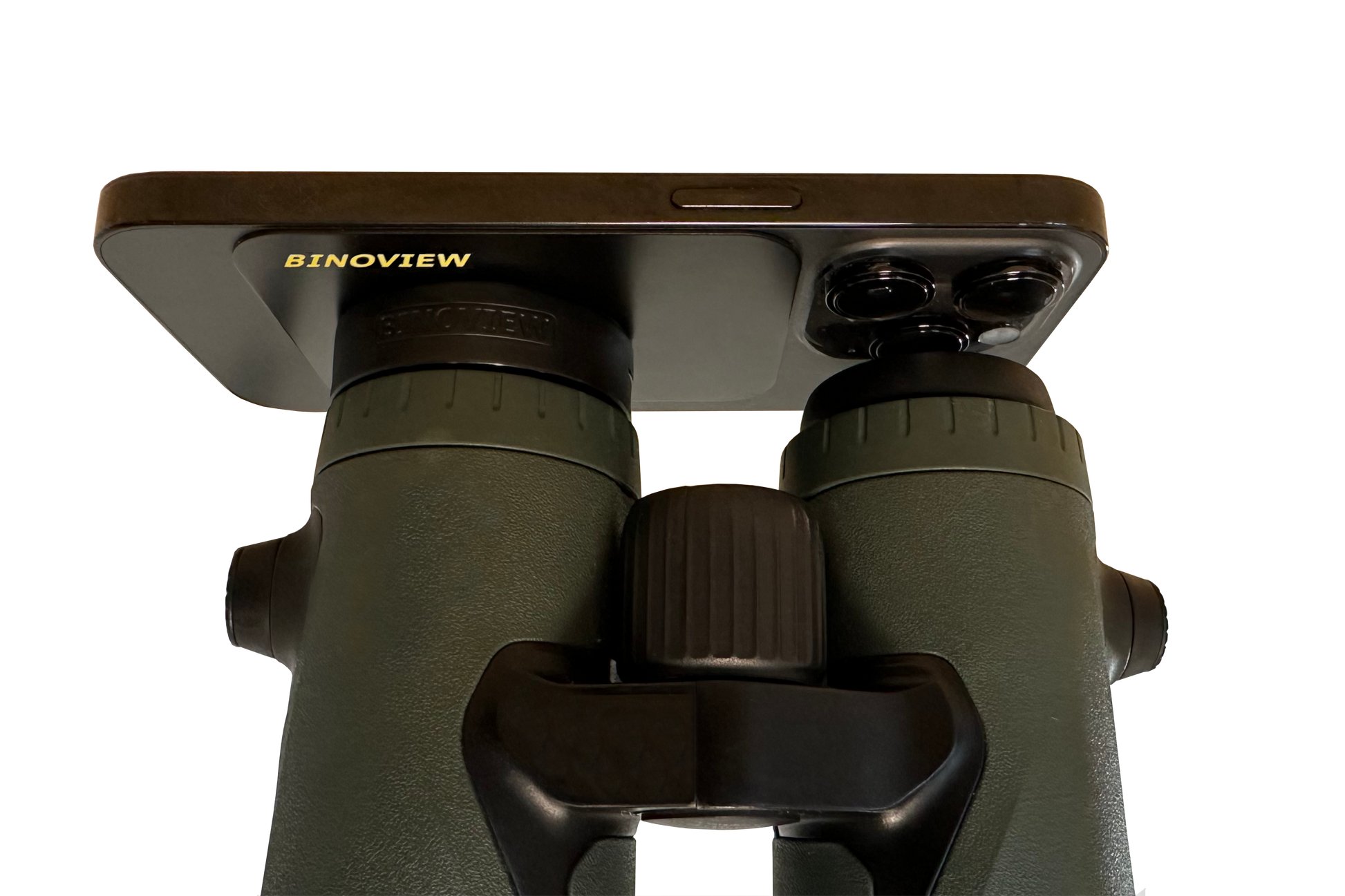 Smartphone bevestigd aan een verrekijker met de Bino Adapter van BINOVIEW voor het maken van foto’s en video’s door de kijker
